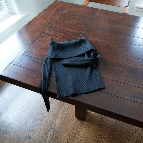 New Revolve off-the-shoulder classic sweater - Picture 4 of 4
